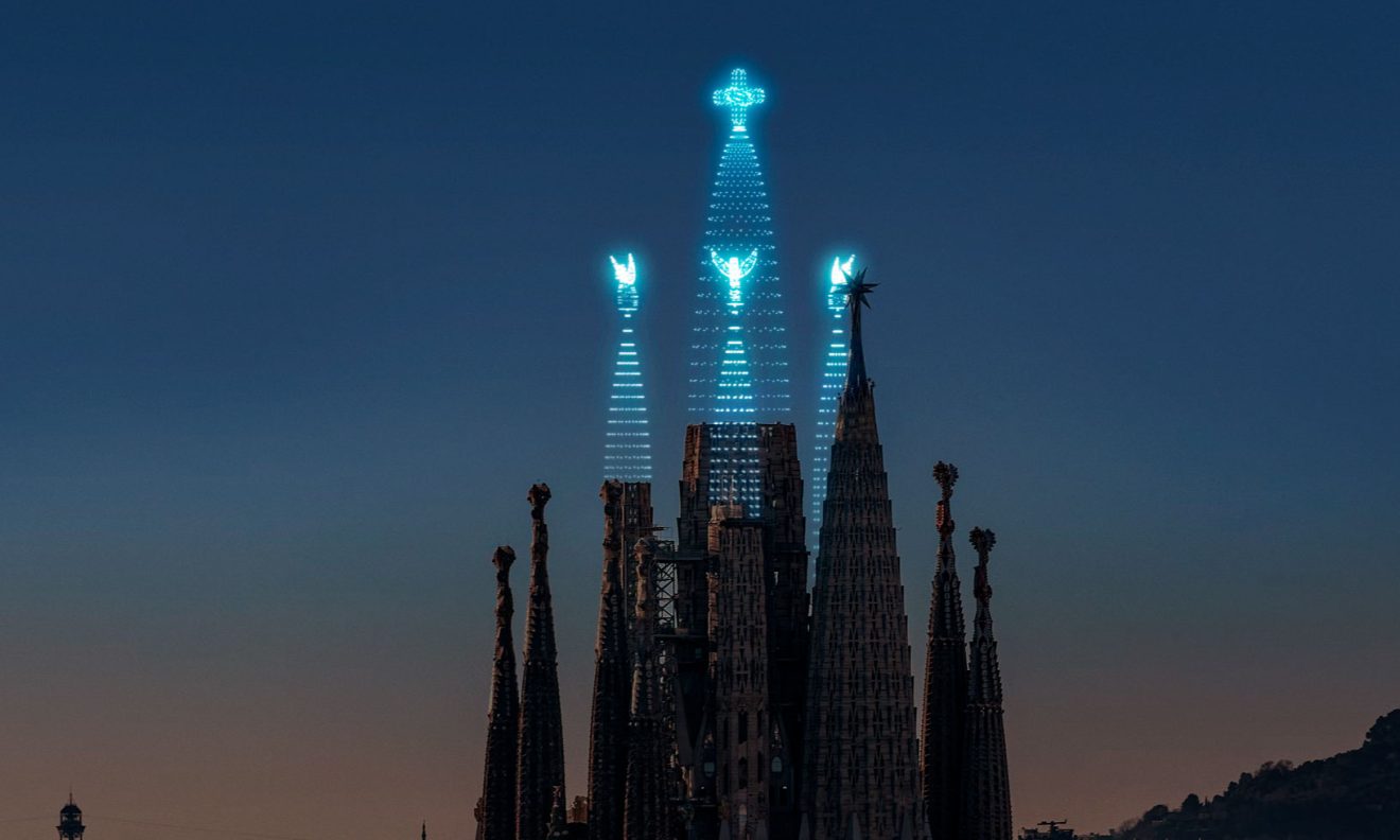 La Sagrada Familia culmina con éxito la iluminación de las torres de