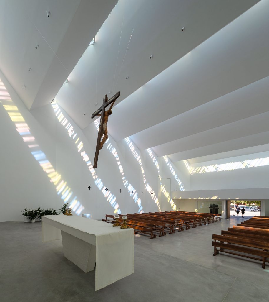 Iglesia del Espíritu Santo, Granada,, un hipnótico homenaje a la luz natural