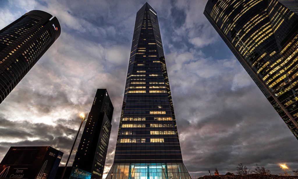 Signify, Torre de Cristal, iluminación, Interact