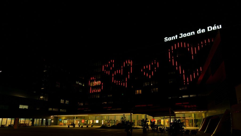 El Hospital Sant Joan de Déu Barcelona estrena nueva fachada iluminada